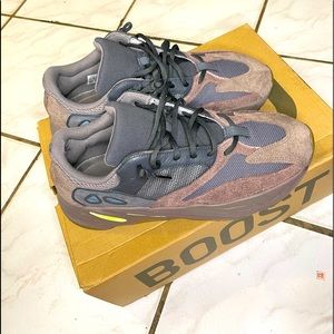 Yeezy 700 mauve size 10.5